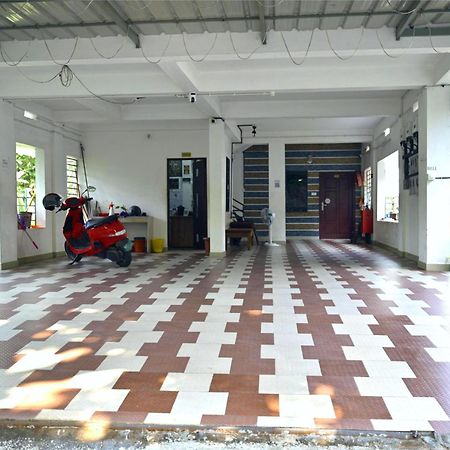 Nirupama,Hotel Aluva 700 Mtr From Aluva Railway Station Alwaye Kültér fotó