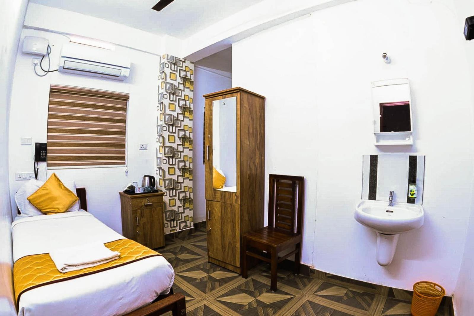 Nirupama,Hotel Aluva 700 Mtr From Aluva Railway Station Alwaye Kültér fotó