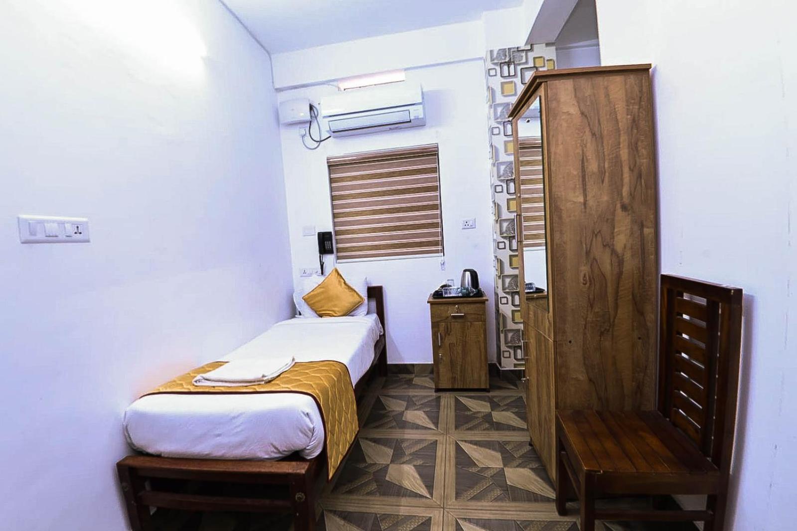 Nirupama,Hotel Aluva 700 Mtr From Aluva Railway Station Alwaye Kültér fotó